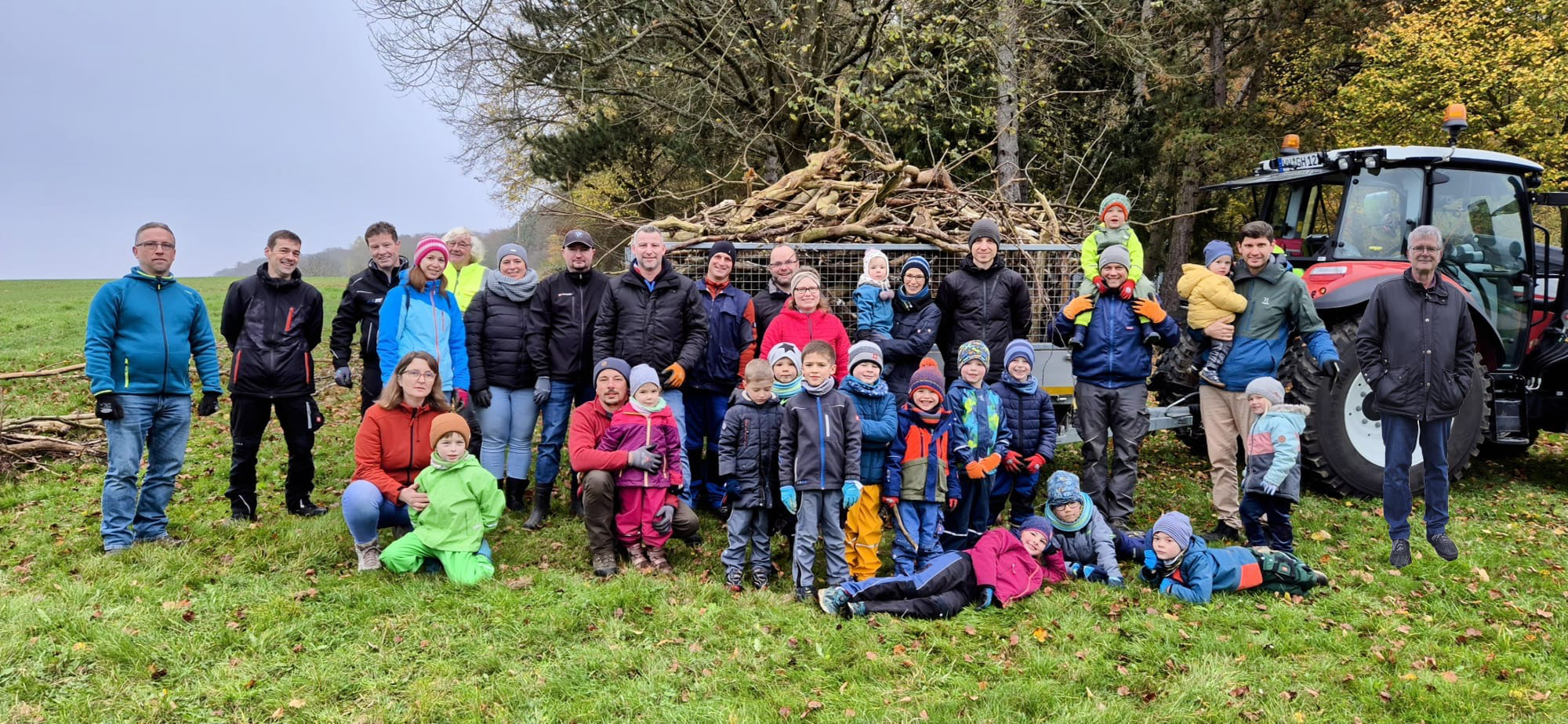 Holzsammeln für das Martinsfeuer